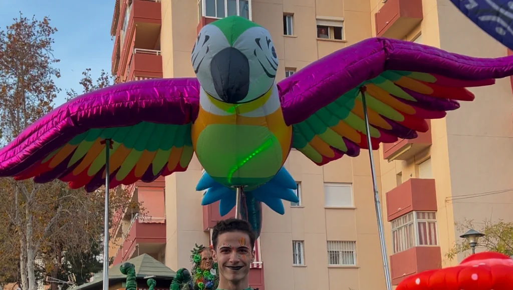 Zanqueros caracterizados como árboles animados en pasacalles del bosque en Málaga