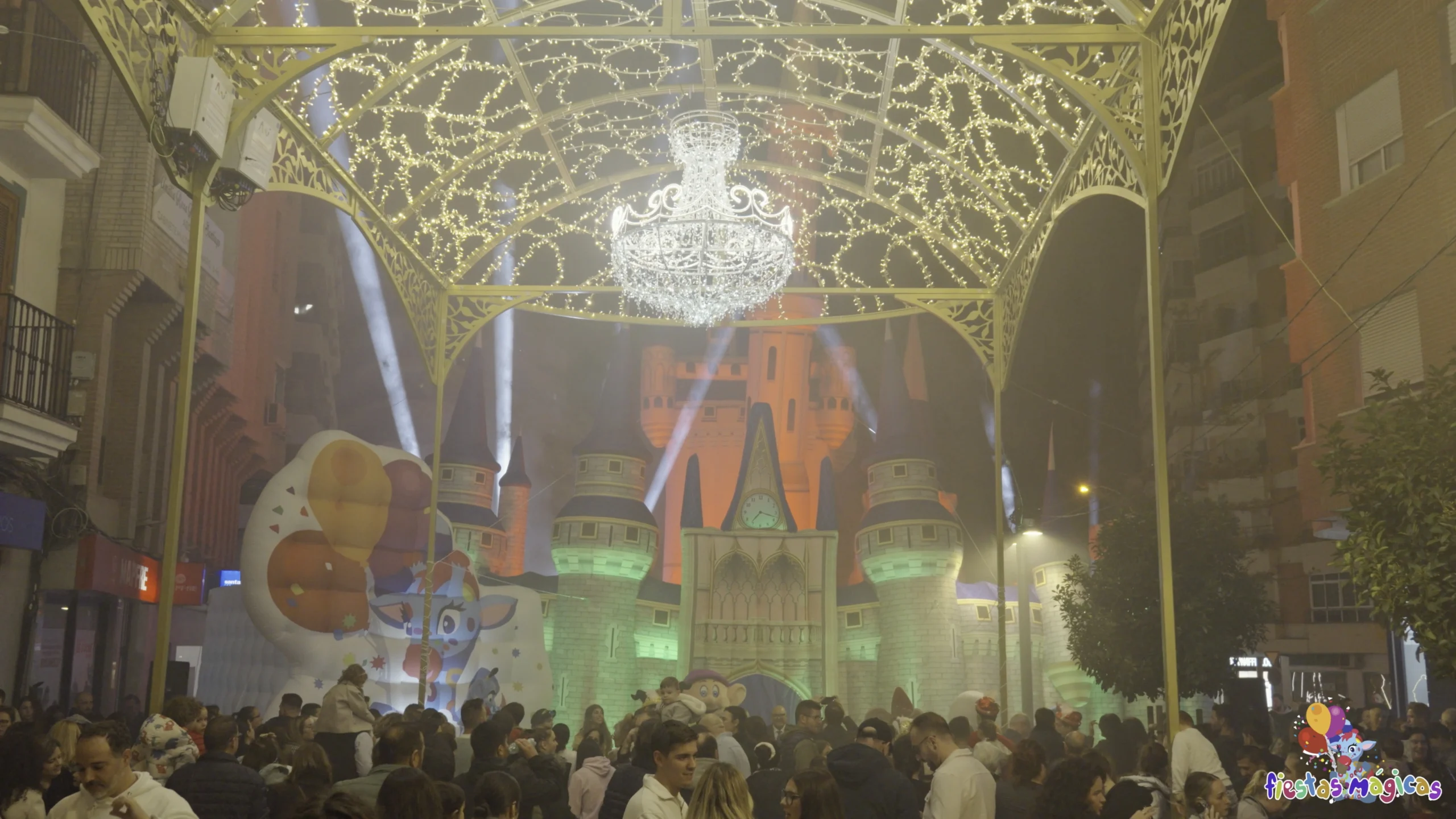 Castillo de Disney iluminado por la noche en evento municipal de Málaga