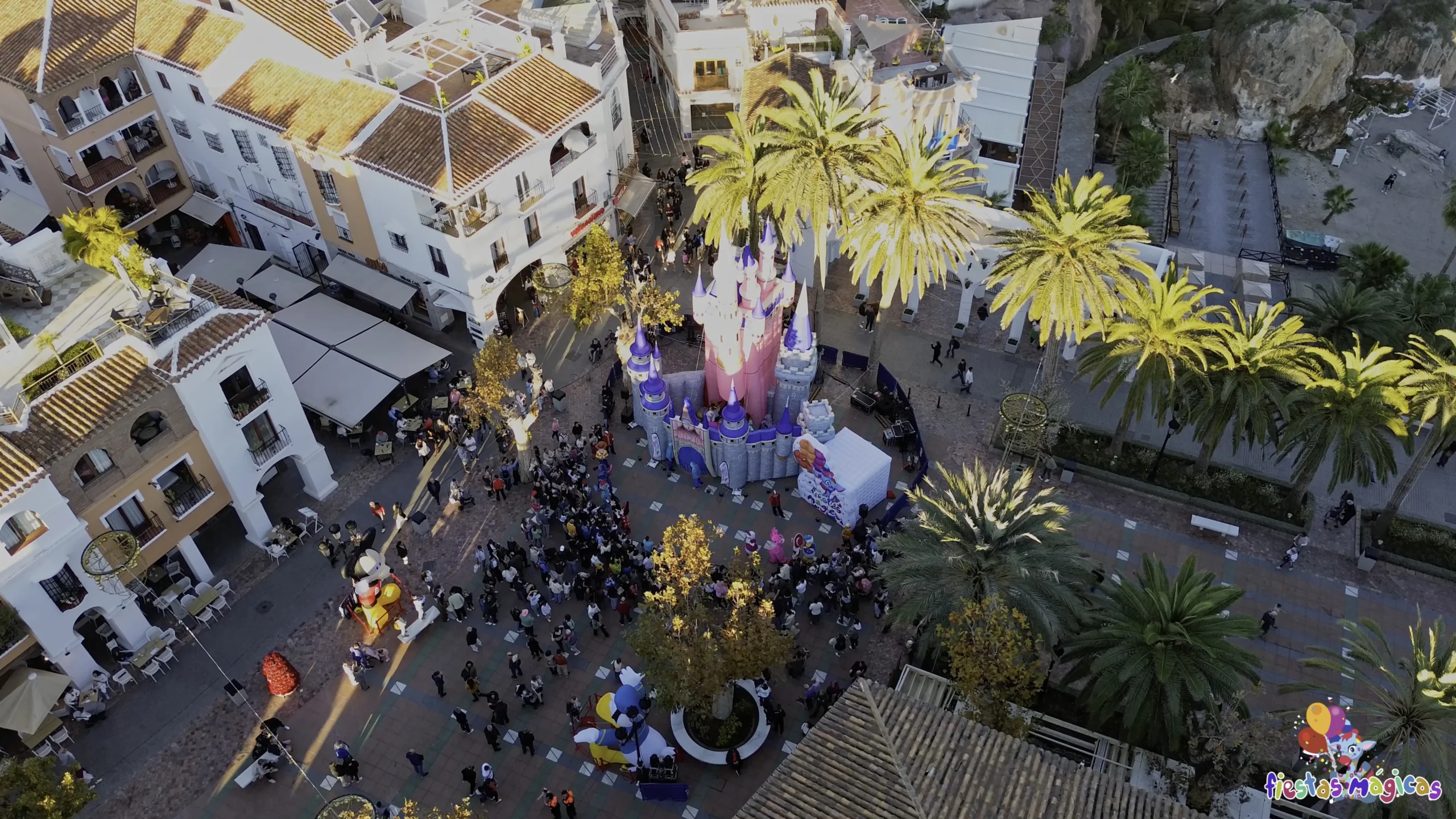 Niños jugando y posando frente al castillo hinchable de Disney en Málaga