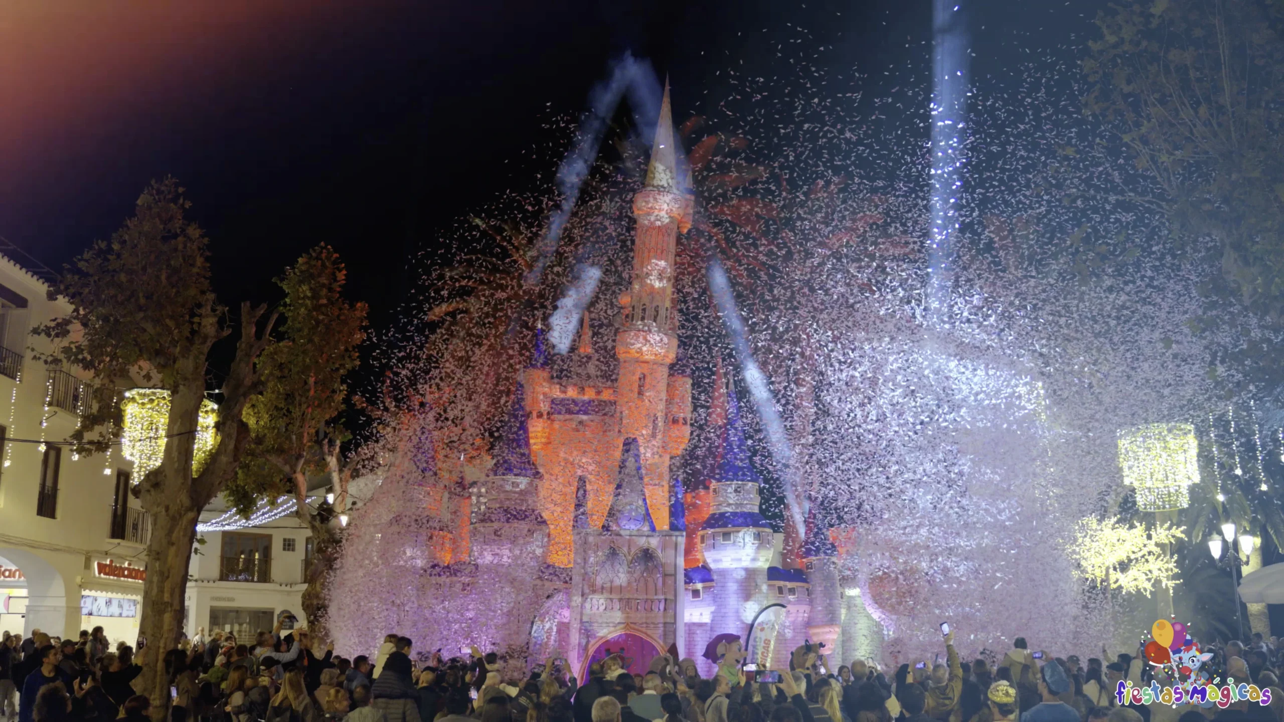 Princesas Disney junto al castillo en fiesta popular de la Costa del Sol