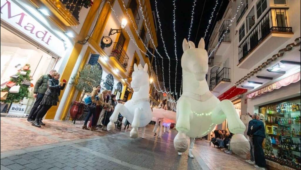 Personajes de gran formato del universo fantasy en pasacalles de ayuntamiento de Málaga