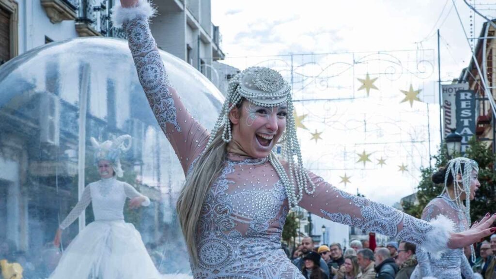 Zanqueros caracterizados como guerreros medievales en pasacalles fantasy de Málaga