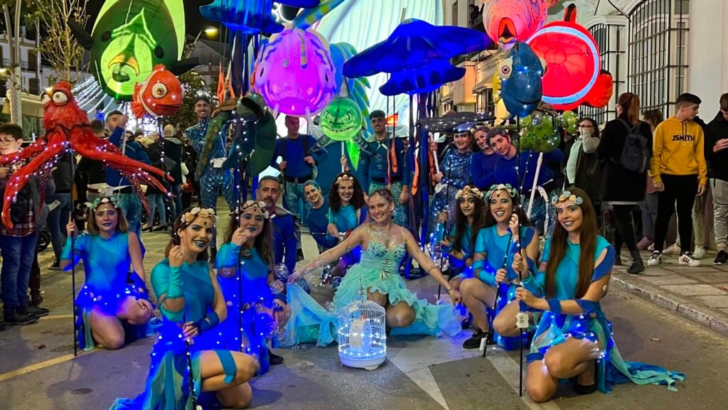 Animadores caracterizados del mundo marino interactuando con público en Málaga