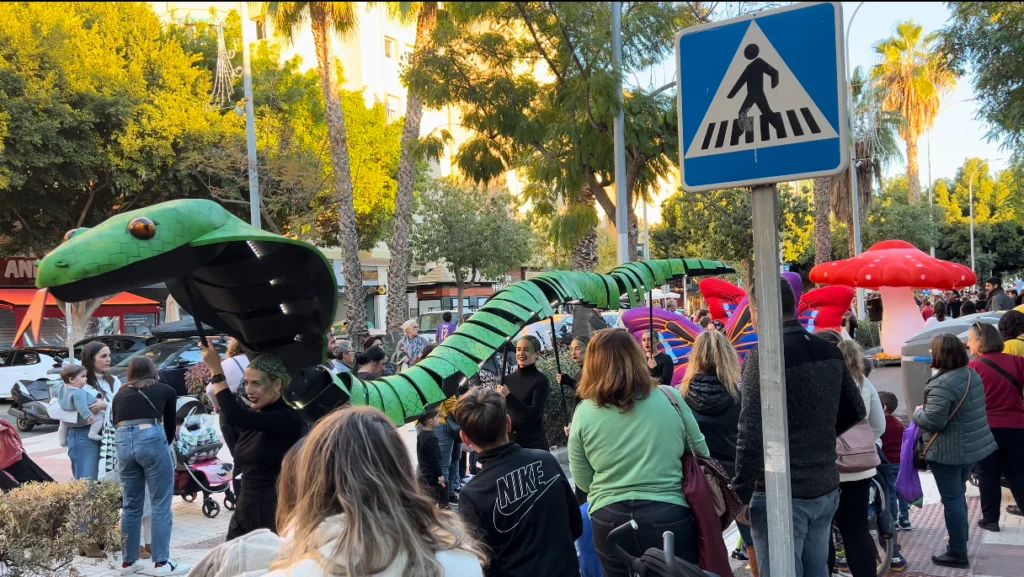 Pasacalles del bosque con hadas en evento municipal de Málaga