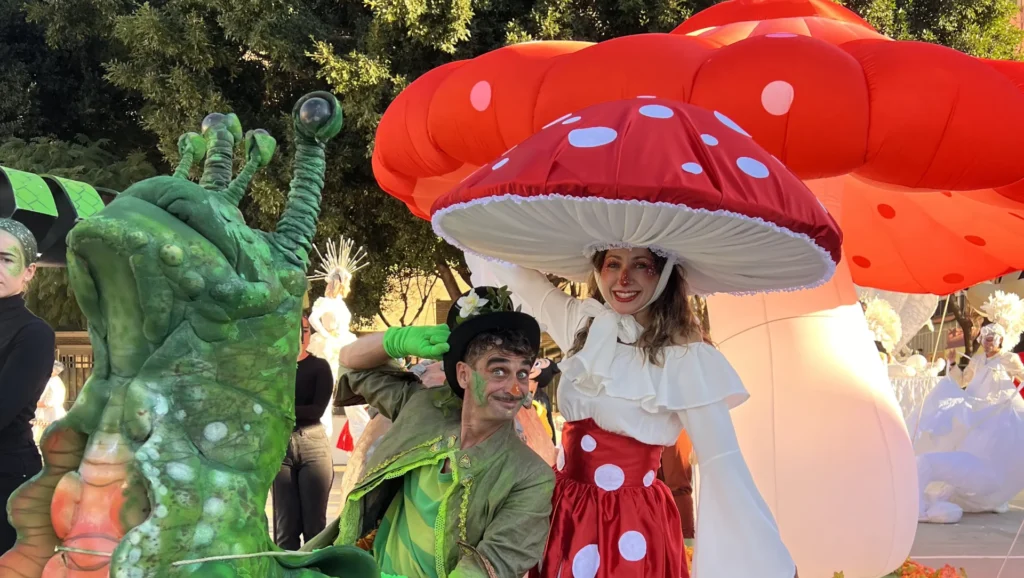 Niños interactuando con hadas y duendes en pasacalles del bosque en Málaga