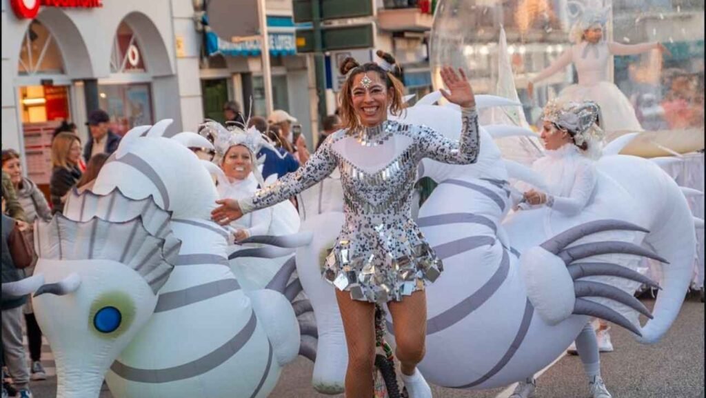 Pasacalles fantasy recorriendo calle principal en fiestas populares de Málaga