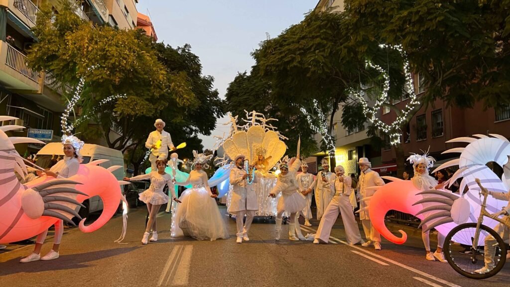 Parada temática del pasacalles fantasy con recreación escénica en plaza municipal de Málaga