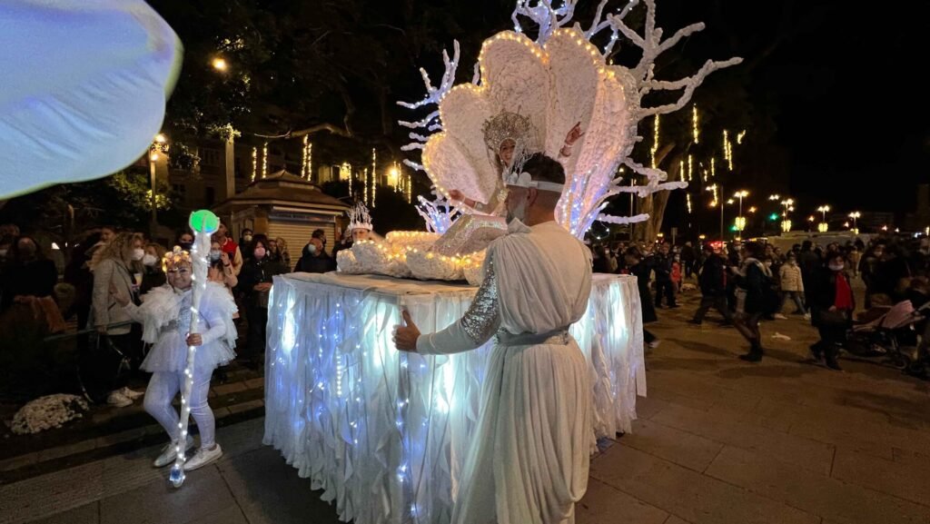 Niños interactuando con guerreros y magos en pasacalles fantasy de Málaga