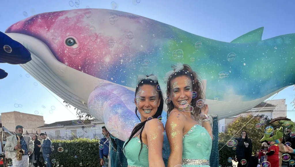 Parada temática del pasacalles del mar en plaza municipal de Málaga