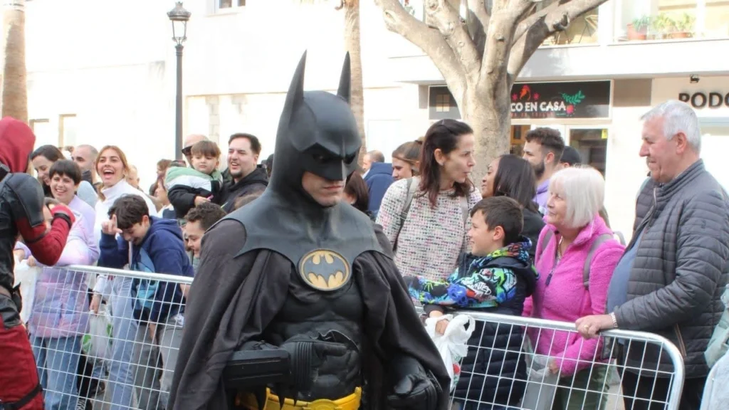 Parada temática del pasacalles de superhéroes en plaza municipal de Málaga