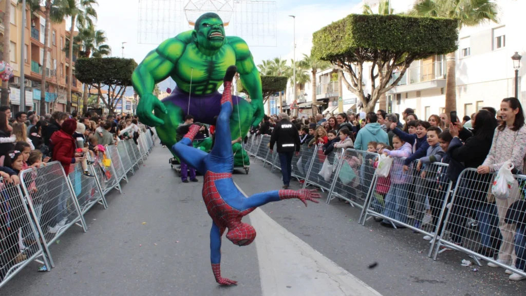 Pasacalles de superhéroes con Spider-Man en evento municipal de Málaga