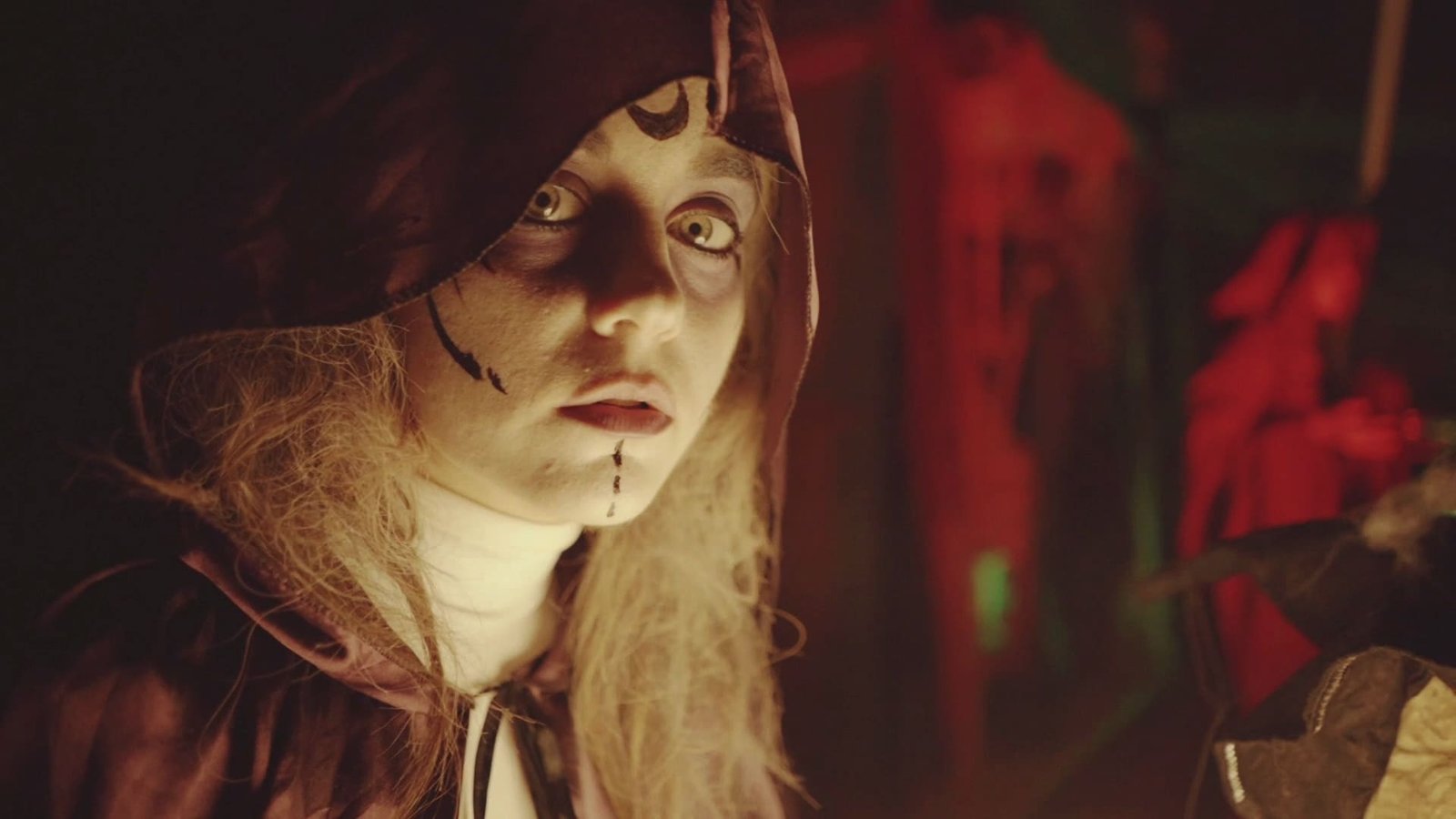 Personajes de Halloween, brujas y monstruos en fiesta popular de Málaga