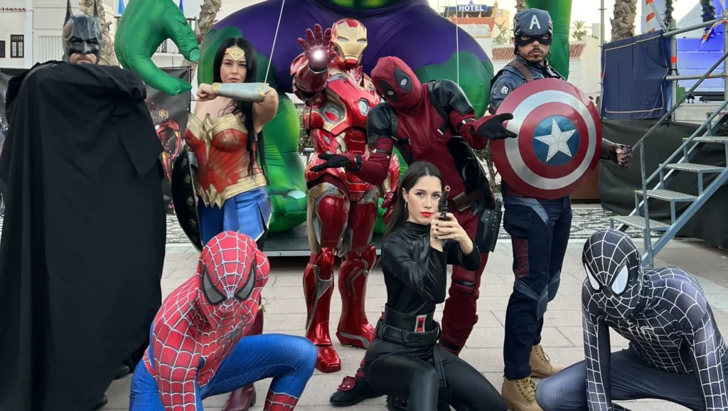 Personajes de gran formato de superhéroes en pasacalles de ayuntamiento de Málaga