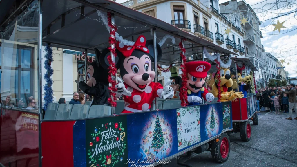 Tren Disney recorriendo calle principal en fiestas populares de Málaga