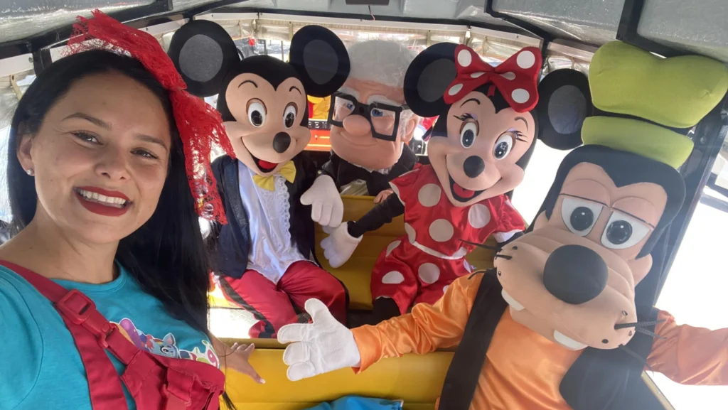 Tren Disney decorado con personajes Disney en evento municipal de Málaga