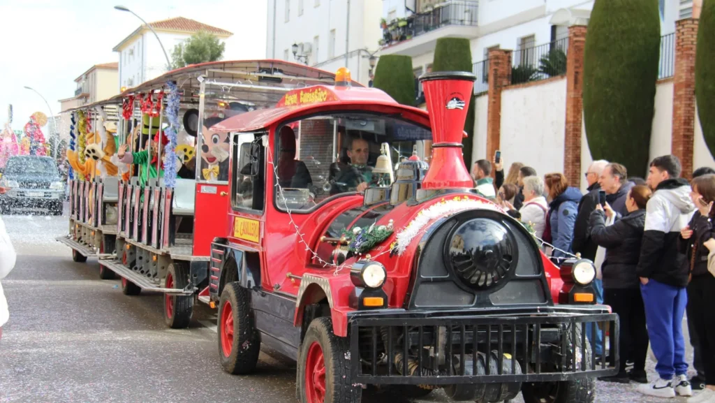 Niños subiendo al Tren Disney en evento de animación infantil de Málaga