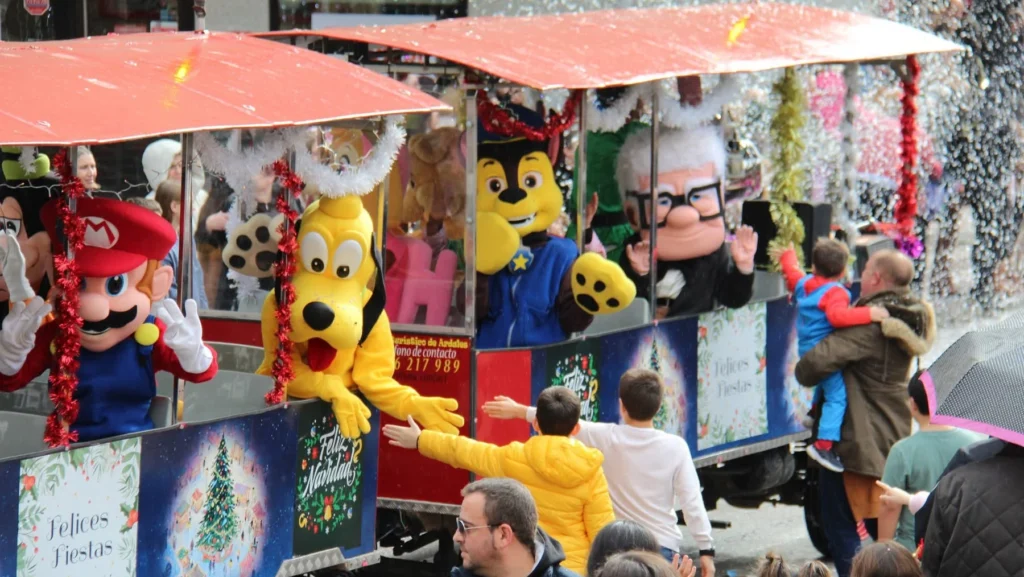 Personajes Disney de gran formato junto al tren en evento de ayuntamiento de Málaga