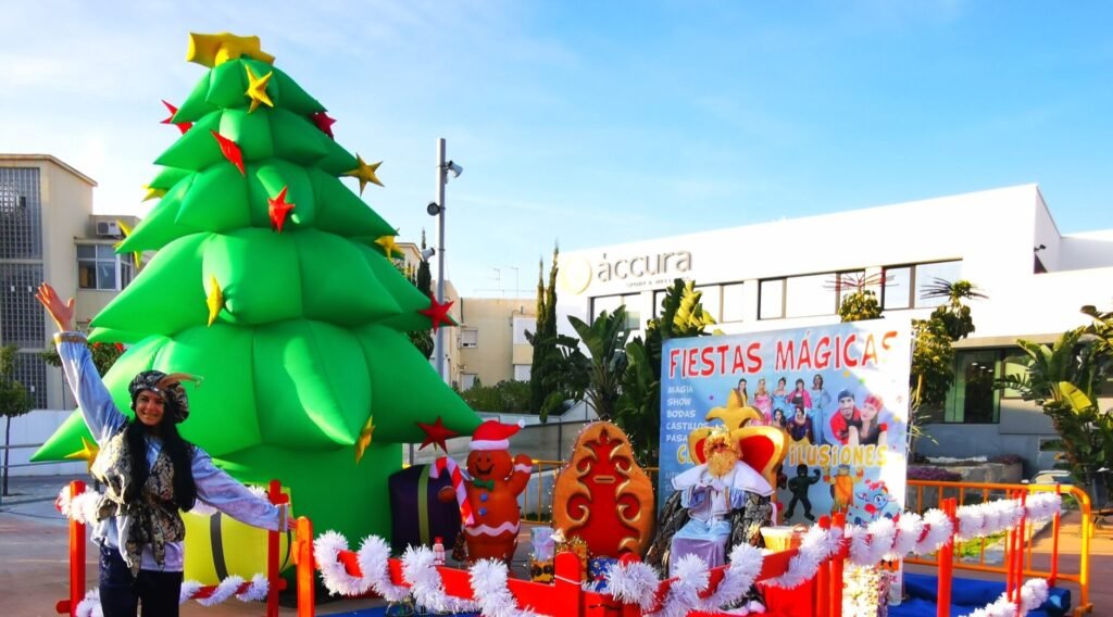 Castillo navideño recorriendo calle principal en fiestas populares de Málaga