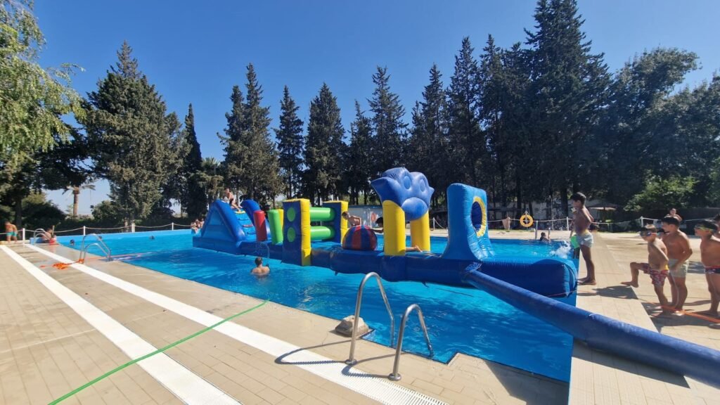 Circuito azul multicolor con niños