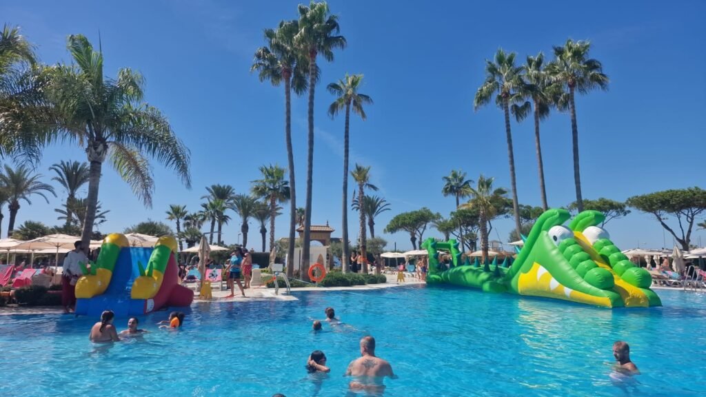 Tobogán cocodrilo verde en resort