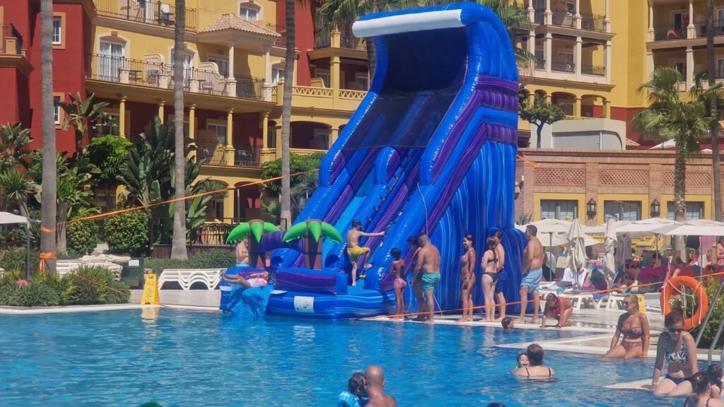 Tobogán doble con palmeras en hotel